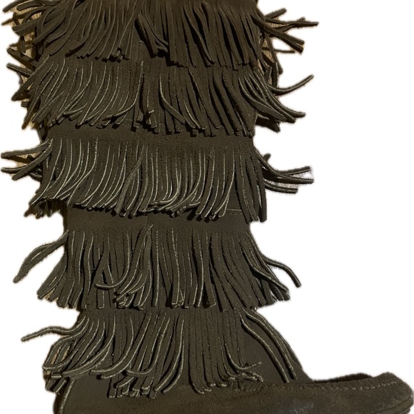 Gorgeous Minnetonka moccasin fringe boots in brown. - Picture 2 of 4